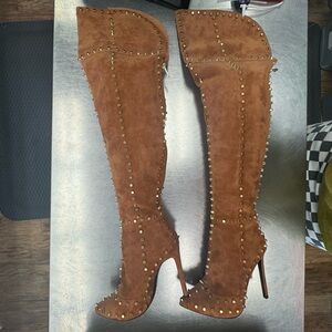 I am Jennifer Le tall boots size 36/5.5
maybe worn once comes with box